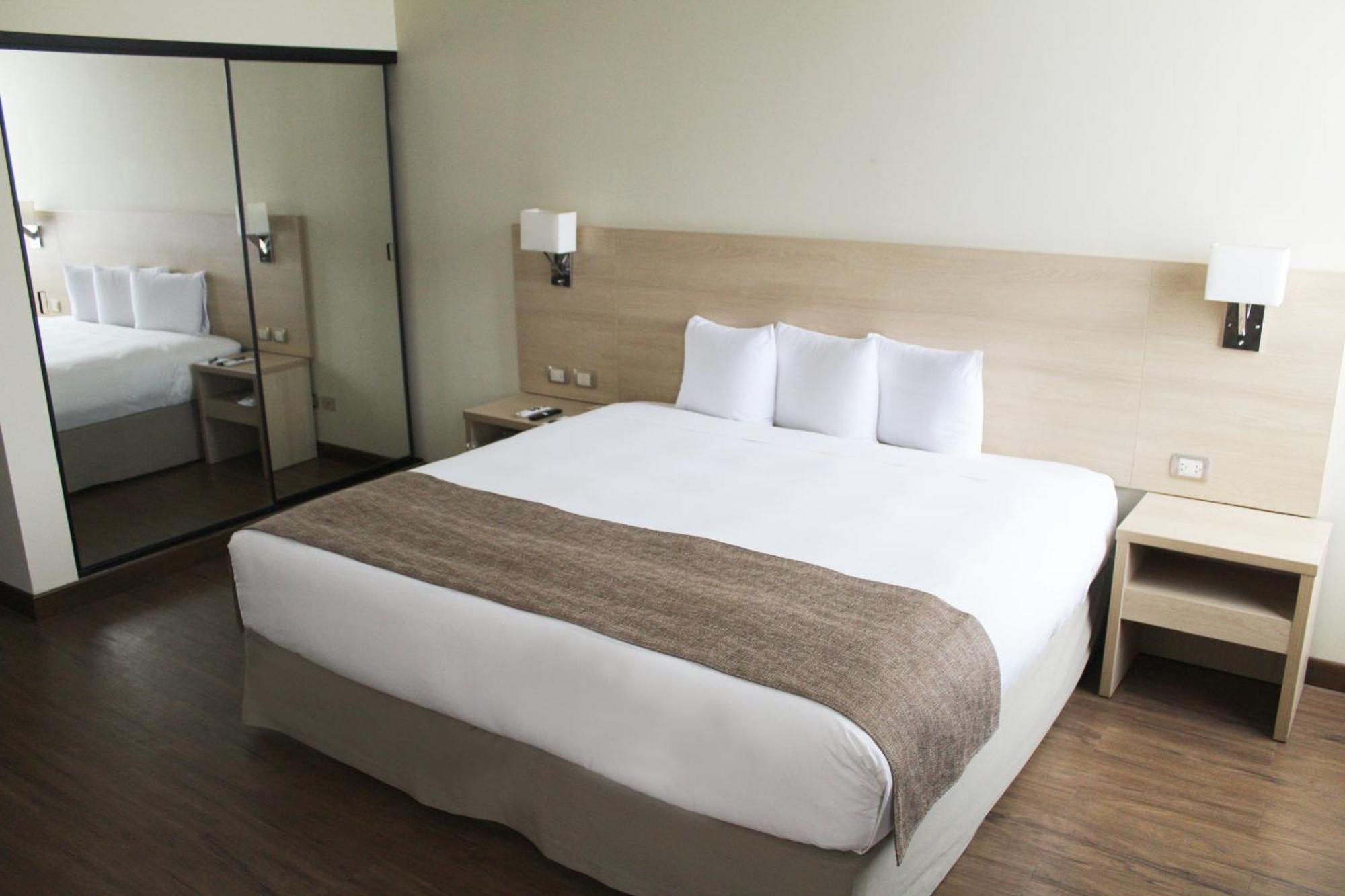 Del Prado Hotel Лима Екстериор снимка